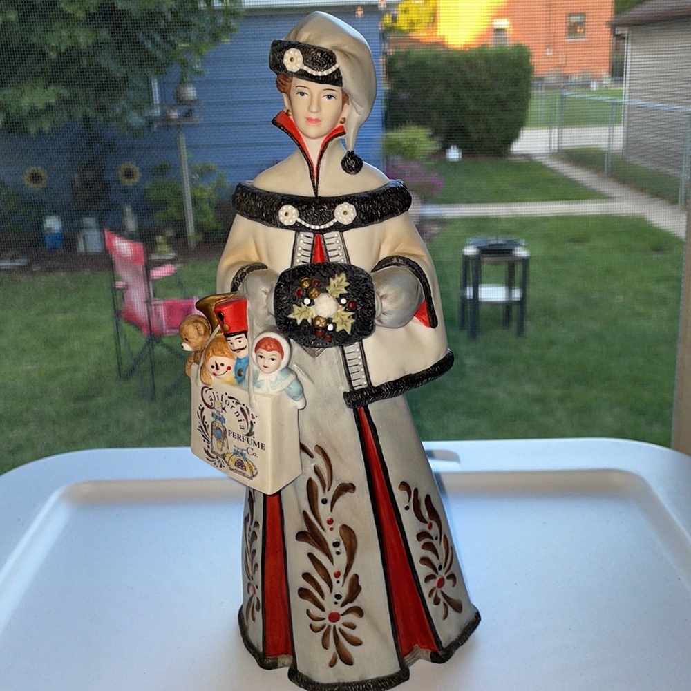 Mrs. Albee  1999 Figurine 9.5” Tall GUC